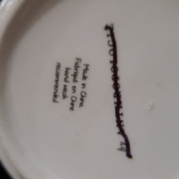 Tiled Margot Monogram Mug Q - Picture 7 of 7